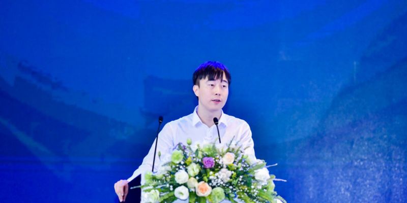 CEO Hoàng Dũng khích lệ nhân viên